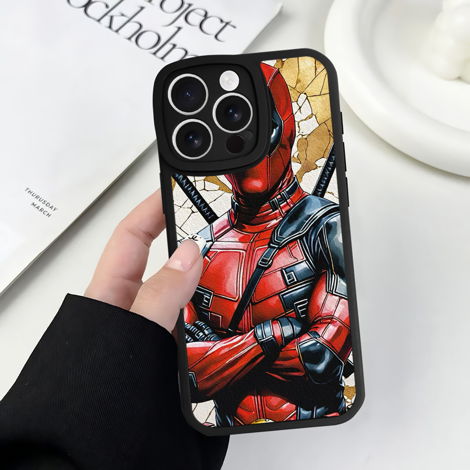 （画像用） Deadpool デッドプール 【iPhone 16シリーズ対応】シリコンスマホケース（レザー調） 材質：シリコン